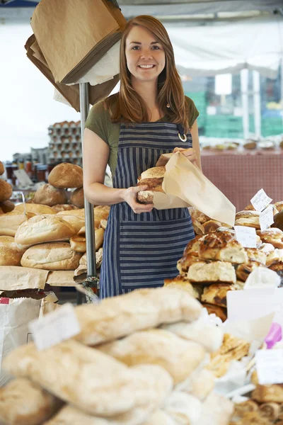 Propriétaire d'étal de pain au marché extérieur — Photo