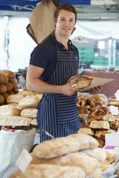 Propriétaire de Breadstall au marché extérieur — Photo