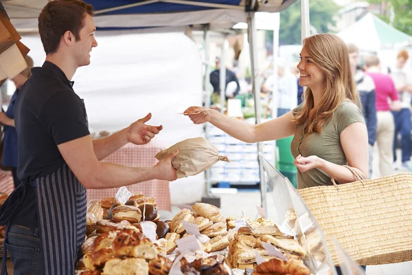 Woman Buying Bread From Market Stall — Stock Photo, Image