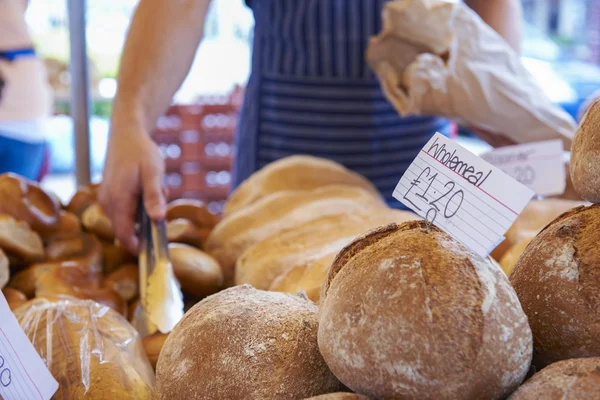 Pan fresco en venta en el puesto del mercado — Foto de Stock