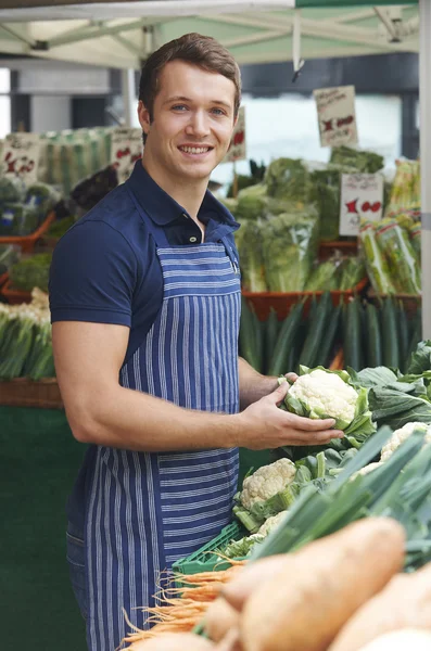 Propietario del puesto de verduras del mercado — Foto de Stock