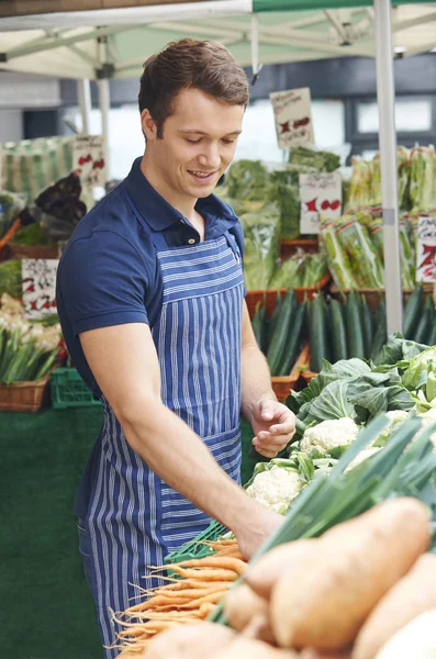 Stall innehavaren ordna visning på grönsaksmarknaden — Stockfoto