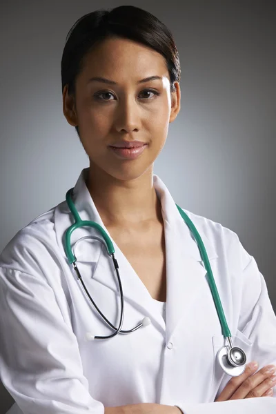 Retrato de estudio del médico con estetoscopio Imagen de stock