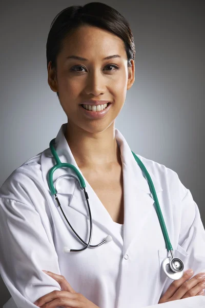 Retrato de estudio del médico con estetoscopio Fotos De Stock