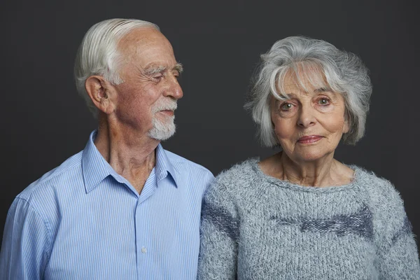 Retrato de estúdio de casal sênior — Fotografia de Stock