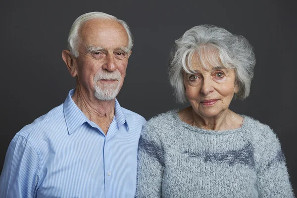 Estudio retrato de pareja mayor —  Fotos de Stock