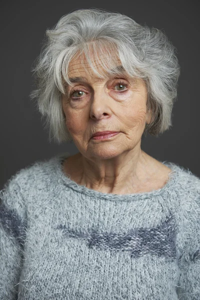 Atelierporträt einer Seniorin — Stockfoto