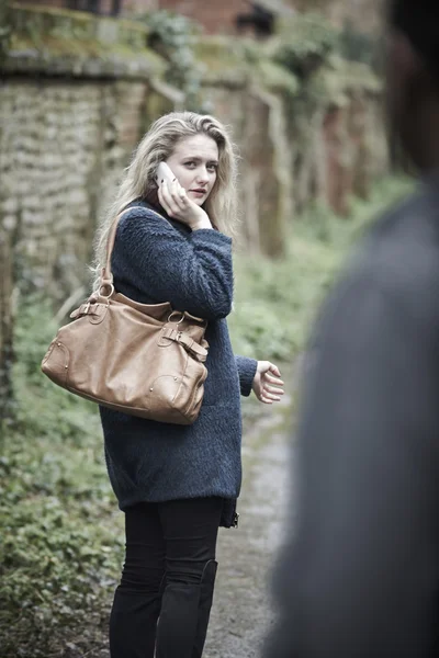 Ung kvinna känner sig hotade som hon promenader hem — Stockfoto