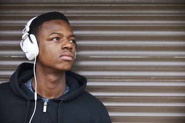 Adolescente ragazzo ascolto di musica in ambiente urbano — Foto Stock