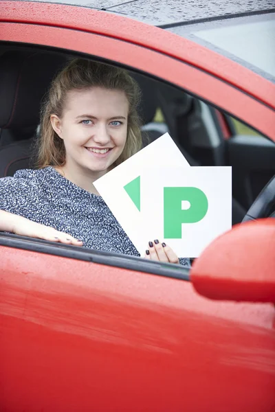 Εφηβικό κορίτσι που πέρασε πρόσφατα τεστ οδήγησης, κρατώντας πινακίδες P — Φωτογραφία Αρχείου