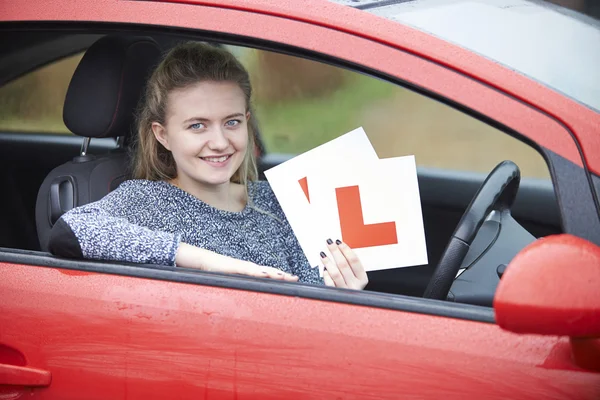 Tonårig flicka passerar körning examen — Stockfoto