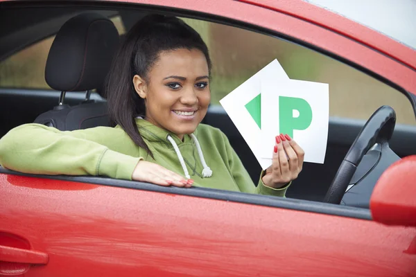 Adolescente chica recientemente pasó prueba de conducción celebración de placas P —  Fotos de Stock