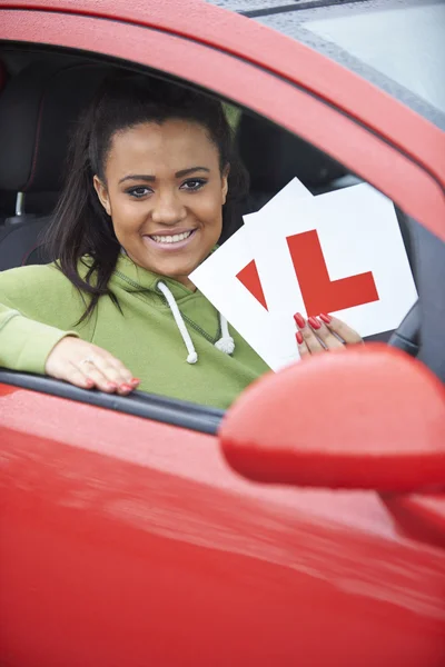 Adolescente chica pasando examen de conducir — Foto de Stock