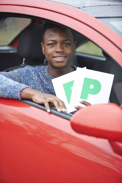 Adolescente menino recentemente passou o teste de condução segurando placas P — Fotografia de Stock