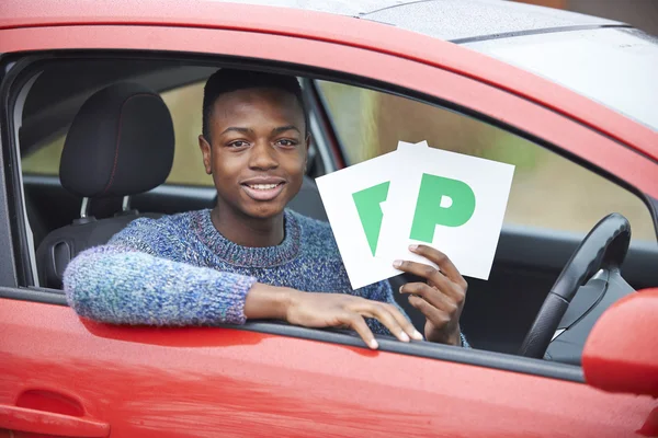 Adolescente menino recentemente passou o teste de condução segurando placas P — Fotografia de Stock