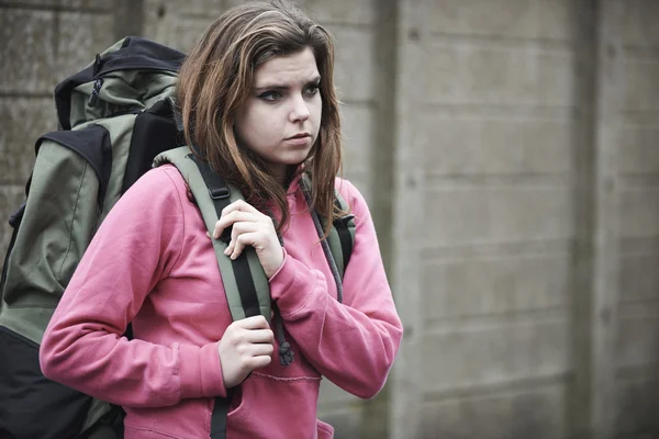 Hajléktalan tizenéves lány utcán hátizsákkal — Stock Fotó