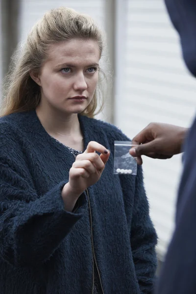Menina adolescente comprando drogas na rua — Fotografia de Stock