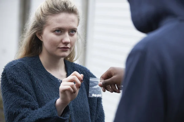 Menina adolescente comprando drogas na rua — Fotografia de Stock