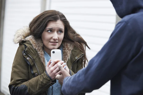 Adolescente chica siendo acosado para teléfono móvil — Foto de Stock