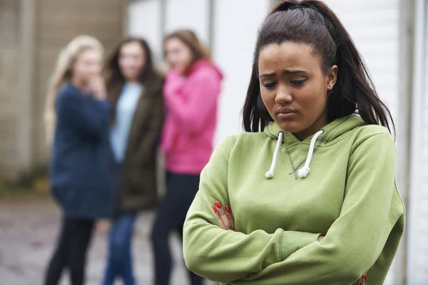 Infeliz adolescente chica siendo hablado por pares —  Fotos de Stock