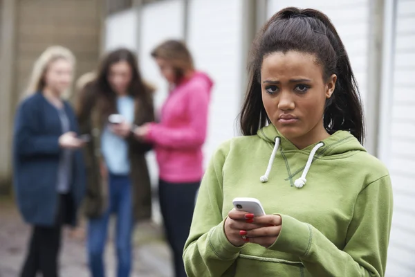 Tonårig flicka mobbad av textmeddelande — Stockfoto