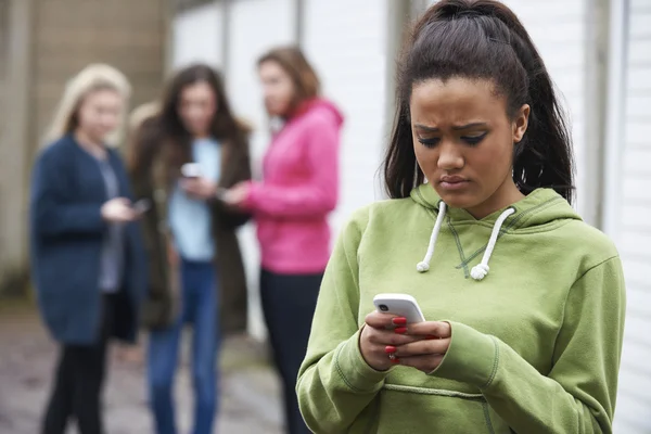 Adolescente chica siendo intimidado por mensaje de texto — Foto de Stock