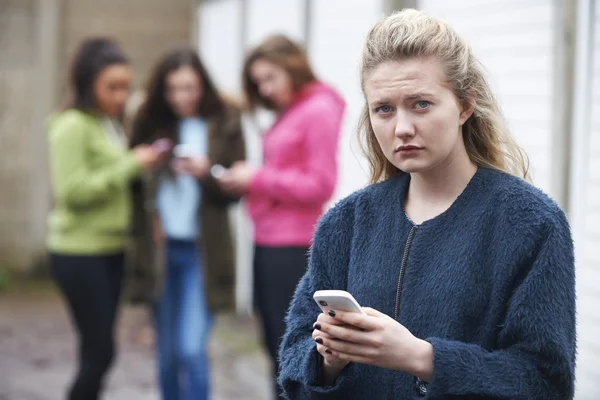 Tonårig flicka mobbad av textmeddelande — Stockfoto