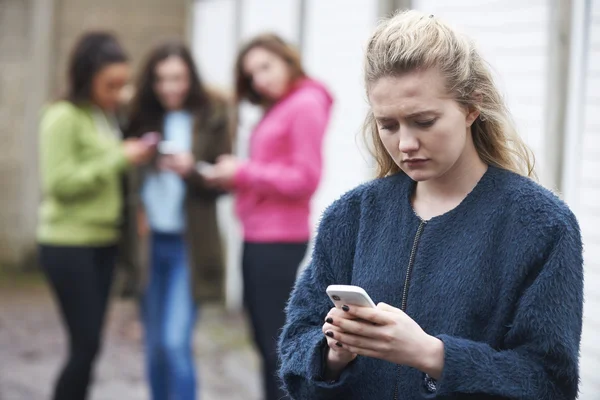Menina adolescente sendo intimidada por mensagem de texto — Fotografia de Stock
