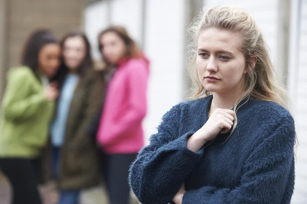 Teenager-Mädchen wird von Gleichaltrigen angesprochen — Stockfoto