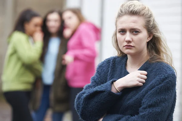 Infeliz adolescente chica siendo hablado por pares — Foto de Stock