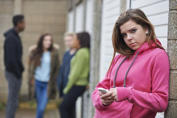 Menina adolescente usando telefone celular em configuração urbana — Fotografia de Stock