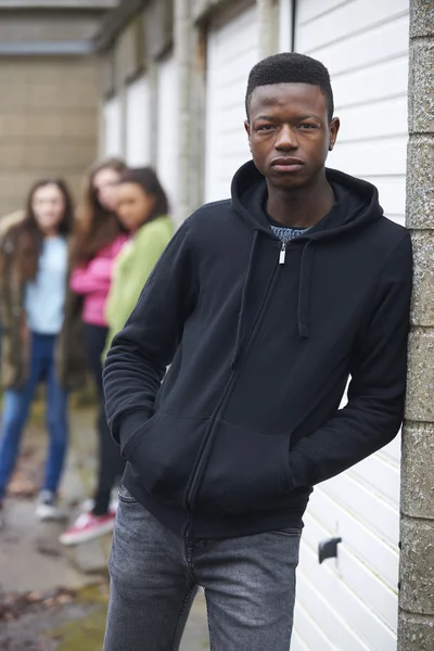 Pandilla de adolescentes pasando el rato en el entorno urbano — Foto de Stock