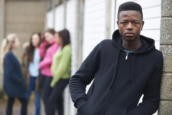 Banda di adolescenti appendere fuori in ambiente urbano — Foto Stock