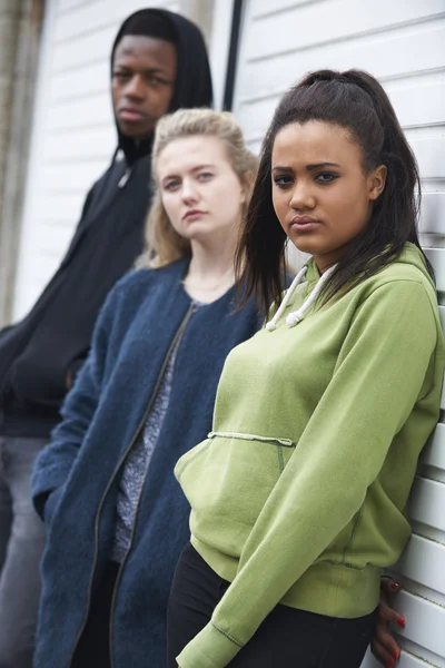 Grupo de adolescentes pasando el rato en el entorno urbano — Foto de Stock