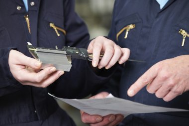 Bileşeni mikrometre ile ölçme mühendisleri yakın çekim