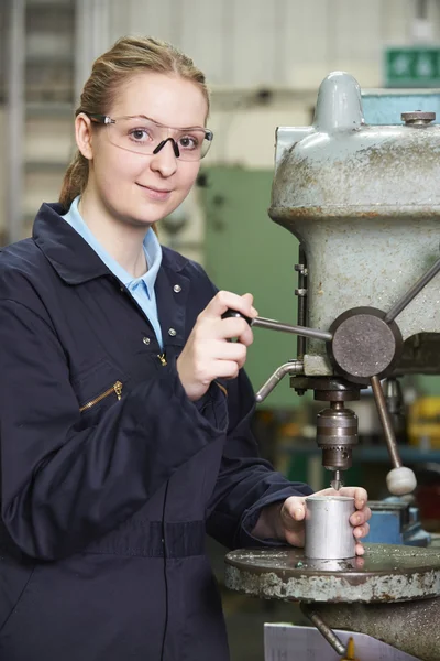 Ženské učeň pomocí vrtáku v továrně — Stock fotografie