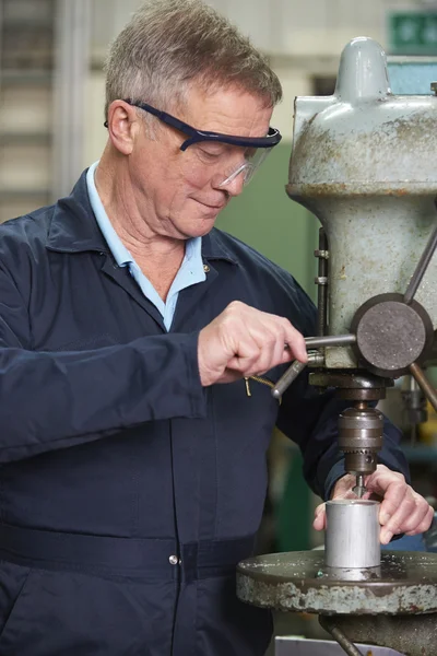 Ingenieur mit Bohrmaschine in Fabrik — Stockfoto