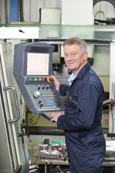 Engenheiro operando computador controlado máquina de corte — Fotografia de Stock