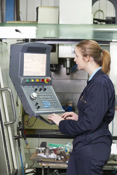 Ingénieur femelle faisant fonctionner la machine de découpe contrôlée par ordinateur — Photo