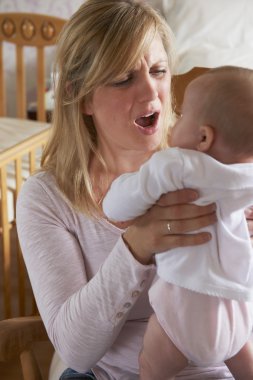 Hayal kırıklığına uğramış anne Post Natal depresyon