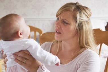 Hayal kırıklığına uğramış anne Post Natal depresyon