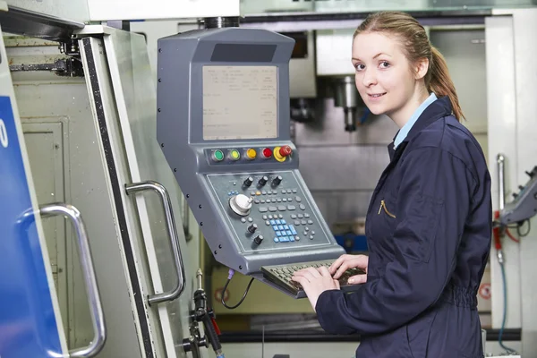 Ingénieur apprentie qui exploite une machine de découpe informatisée — Photo