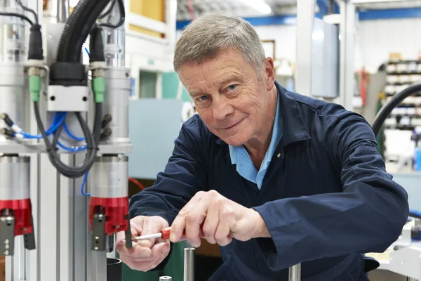 Ingeniero trabajando en la máquina en fábrica —  Fotos de Stock