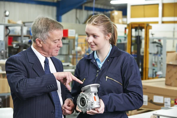 Gerente de fábrica y aprendiz de ingeniería discutiendo componente — Foto de Stock