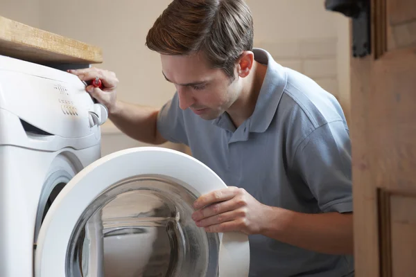 Ingeniero que corrige la lavadora doméstica —  Fotos de Stock