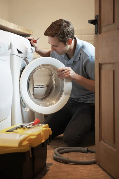 Ingeniero que corrige la lavadora doméstica — Foto de Stock
