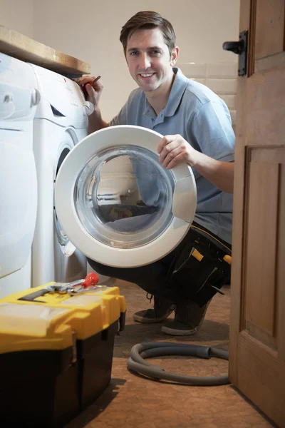Inženýr zašívání domácí pračka — Stock fotografie