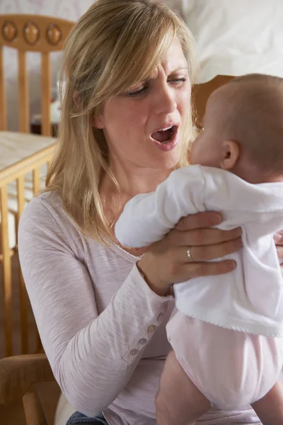 Madre frustrada que sufre de depresión post-natal — Foto de Stock