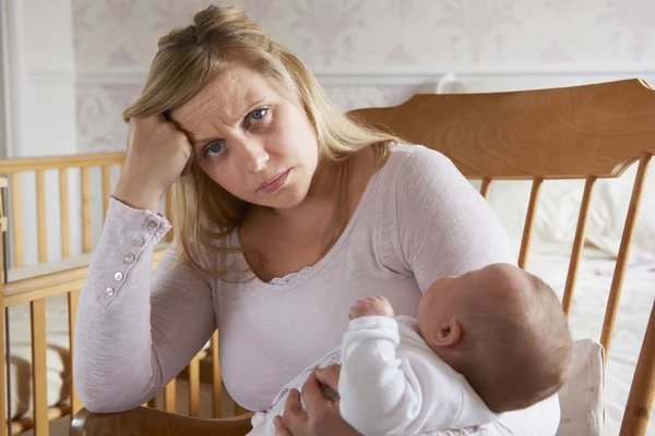 Müde Mutter leidet an postnataler Depression — Stockfoto
