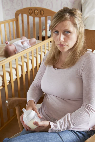 Mutter im Kinderzimmer mit Baby, das an postnataler Depression leidet — Stockfoto